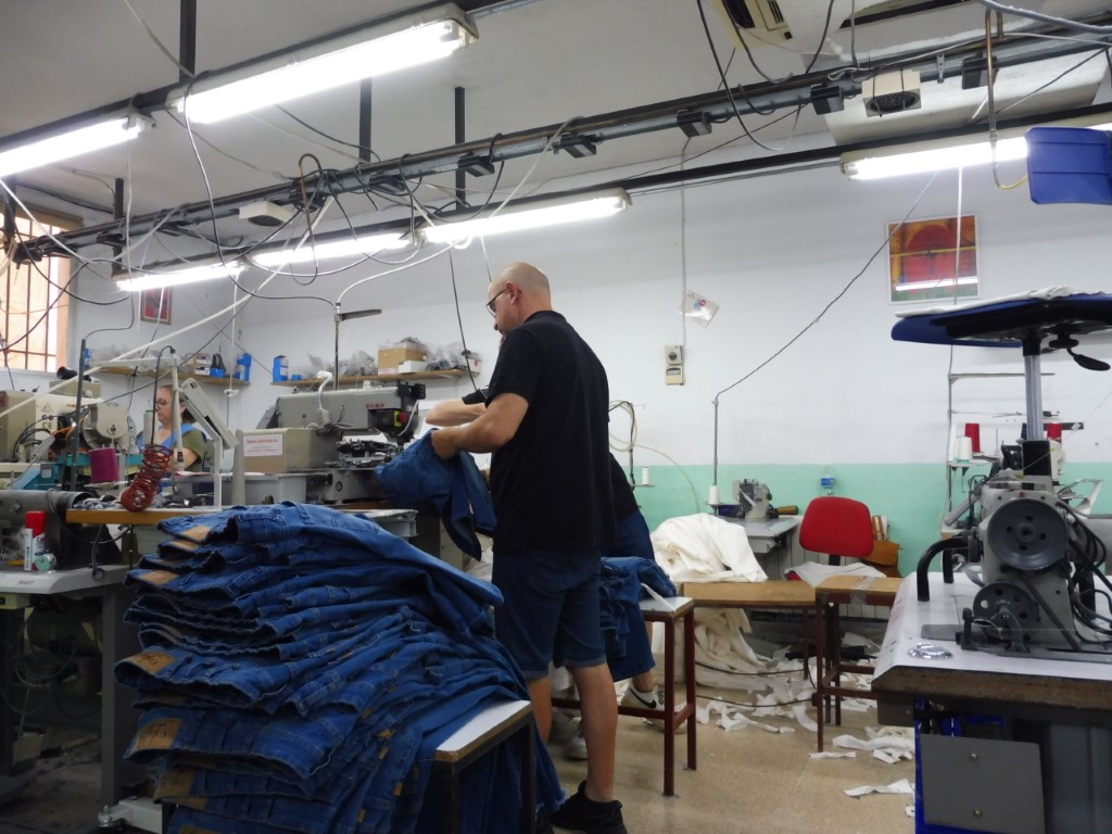Taller de confección de Cotherga, vaqueros hechos en España